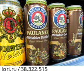 Paulaner dark wheat beer ready for sale on the shelf (2021 год). Редакционное фото, фотограф FotograFF / Фотобанк Лори