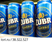 Zubr beer aluminum cans (2021 год). Редакционное фото, фотограф FotograFF / Фотобанк Лори