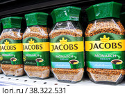 Coffee Jacobs Monarch in glass jars on a store shelf (2021 год). Редакционное фото, фотограф FotograFF / Фотобанк Лори