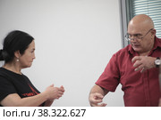Сергей Михайлович Бубновский проволит консультацию в медицинском центре Бубновского в Балашихе (2022 год). Редакционное фото, фотограф Дмитрий Неумоин / Фотобанк Лори