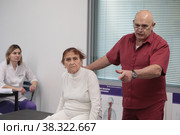 Сергей Михайлович Бубновский тестирует костно-мышечную систему  пациента в медицинском центре Бубновского в Балашихе (2022 год). Редакционное фото, фотограф Дмитрий Неумоин / Фотобанк Лори
