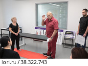 Сергей Михайлович Бубновский тестирует костно-мышечную систему  пациента в медицинском центре Бубновского в Балашихе (2022 год). Редакционное фото, фотограф Дмитрий Неумоин / Фотобанк Лори