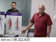 Доктор Сергей Михайлович Бубновский указывает на скелет человека рассказывая о строении мышц в центре доктора Бубновского в Балашихе (2022 год). Редакционное фото, фотограф Дмитрий Неумоин / Фотобанк Лори