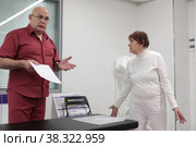 Сергей Михайлович Бубновский тестирует костно-мышечную систему пациентки (2022 год). Редакционное фото, фотограф Дмитрий Неумоин / Фотобанк Лори