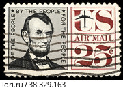 Stamp printed in USA shows President Abraham Lincoln. Редакционное фото, фотограф FotograFF / Фотобанк Лори