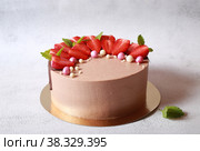 Вкусный торт в шоколадной глазури с ягодами клубники и мятой на светлом фоне. Стоковое фото, фотограф Яна Королёва / Фотобанк Лори