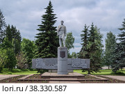 Памятник Семёну Дежнёву в Великом Устюге (2010 год). Редакционное фото, фотограф Михаил Марковский / Фотобанк Лори