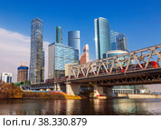 Вид на Дорогомиловский железнодорожный мост через Москву-реку с проходящему по нему метро поездом и здания Москва-сити Москва, Россия (2018 год). Стоковое фото, фотограф Наталья Волкова / Фотобанк Лори