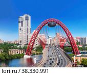 Живописный мост через Москву-реку в солнечный день, вид сверху. Москва, Россия (2018 год). Редакционное фото, фотограф Наталья Волкова / Фотобанк Лори