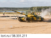 Московская область, полигон Алабино. Армейские международные игры - 2020. Танковый биатлон. Танк Т-72Б3 с казахским экипажем преодолел противотанковый ров. Редакционное фото, фотограф Наталья Волкова / Фотобанк Лори