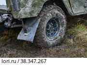Грязное колесо автомашины (2022 год). Редакционное фото, фотограф Виталий Михайлюк / Фотобанк Лори