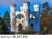 White ancient castle in Mon Repos park (2021 год). Стоковое фото, фотограф Поликарпов Владимир Владимирович / Фотобанк Лори
