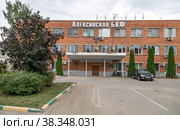 Административное здание Алексинской бумажно-картонной фабрики. Тульская область, Город Алексин, Площадь победы 19а (2022 год). Редакционное фото, фотограф Наталья Николаева / Фотобанк Лори