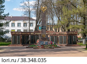 Вечный огонь и обелиск. Мемориал воинской славы "Аллея героев" в сквере на улице Солнцева. Город Руза, Рузский район Московской области, Россия (2022 год). Редакционное фото, фотограф Наталья Николаева / Фотобанк Лори