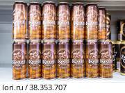 Velkopopovizky Kozel alcoholic beer on the shelf in superstore (2021 год). Редакционное фото, фотограф FotograFF / Фотобанк Лори
