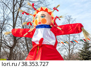 Shrovetide doll prepared for burning at the winter farewell festival Maslenitsa (2018 год). Редакционное фото, фотограф FotograFF / Фотобанк Лори