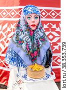 Big doll for the burning as symbol of winter during the Maslenitsa or Pancake Week (2018 год). Редакционное фото, фотограф FotograFF / Фотобанк Лори