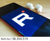 Российский видеопортал Rutube на экране смартфона (2022 год). Редакционное фото, фотограф Татьяна Т / Фотобанк Лори