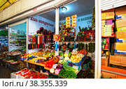 Продуктовый рынок. Город Саки (2022 год). Редакционное фото, фотограф Макаров Алексей / Фотобанк Лори