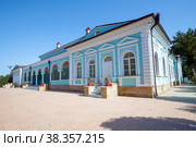 Старинное здание Дома офицеров (Офицерское собрание, 1881-1882гг) солнечным сентябрьским днем. Самарканд, Узбекистан (2022 год). Стоковое фото, фотограф Виктор Карасев / Фотобанк Лори