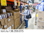 Woman shopping in the Svetofor retail discounter (2021 год). Редакционное фото, фотограф FotograFF / Фотобанк Лори
