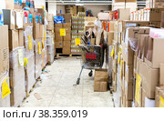 Interior of the retail discounter Svetofor (2021 год). Редакционное фото, фотограф FotograFF / Фотобанк Лори
