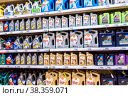 Different plastic canisters with motor oil (2021 год). Редакционное фото, фотограф FotograFF / Фотобанк Лори