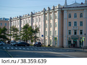 Сталинская архитектура, центр Магадана. Перекресток ул. Пушкина и 1-го проезда Горького (2022 год). Стоковое фото, фотограф Yuriy  Barbaruk / Фотобанк Лори