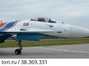 Пилот пилотажной группы "Русские витязи"  в кабине истребителя Су-35С перед полетом. Аэродром Кубинка (2022 год). Редакционное фото, фотограф Виктор Карасев / Фотобанк Лори