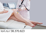 Hair removal cosmetology procedure from a therapist at cosmetic beauty spa clinic. Стоковое фото, фотограф Юлия Тарасова / Фотобанк Лори