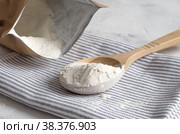Crumbly xanthan gum in a wooden spoon. Рассыпчатая ксантановая камедь в деревянной ложке. Стоковое фото, фотограф Мария Кошелева / Фотобанк Лори