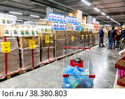 Interior of the retail discounter Mayak (2021 год). Редакционное фото, фотограф FotograFF / Фотобанк Лори