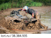 Спортсмен на квадроцикле в грязевом болоте,  MUD RING, на первом этапе гоночной серии F7 CHALLENGE 2021, Авто-мото трасса Бурцево. Редакционное фото, фотограф Pukhov K / Фотобанк Лори