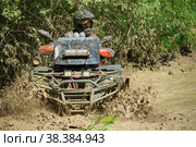 Спортсмен на квадроцикле в грязевом болоте,  MUD RING, на первом этапе гоночной серии F7 CHALLENGE 2021, Авто-мото трасса Бурцево. Редакционное фото, фотограф Pukhov K / Фотобанк Лори