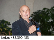 Выступает Николай Лукинский, российский артист разговорного жанра, юморист, пародист, актёр театра и кино, телеведущий (2022 год). Редакционное фото, фотограф Малышев Андрей / Фотобанк Лори