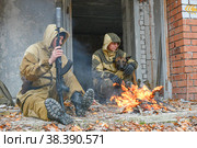 Вооружённые солдаты греются у костра (2021 год). Редакционное фото, фотограф Виталий Михайлюк / Фотобанк Лори