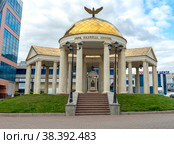 Колоннадная композиция "Вера, Надежда, Любовь" в ТМК ГРИНН. Город Орёл (2022 год). Редакционное фото, фотограф Владимир Макеев / Фотобанк Лори