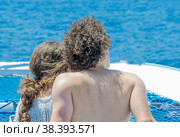 Boy and girl looking at the ocean. Hair messed up. Back view. (2012 год). Редакционное фото, фотограф Михаил Аккуратoв / Фотобанк Лори