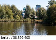 Сергиевская церковь, часовня царственных страстотерпцев на острове и Среднерогатский пруд. Пулковский парк. Санкт-Петербург (2022 год). Стоковое фото, фотограф Сергей Афанасьев / Фотобанк Лори