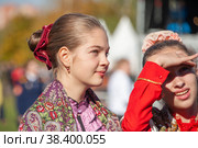 Москва, Россия - 1 октября 2016 года: потомки казаков на ярмарке и казачьем сборе. Красивая молодая казачка в национальном костюме. Сцены из повседневной жизни казаков. Редакционное фото, фотограф Оксана Медведева / Фотобанк Лори