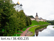 Travel in Russia. Pskov River. Pskov Kremlin. View of the Middle Tower and the temple. Sovetskaya (Golden) embankment. the city of Pskov. Russia. (2017 год). Редакционное фото, фотограф Photojuli / Фотобанк Лори