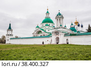 Travel to Russia. Spaso-Yakovlevsky Monastery on a cloudy day. Russia, Rostov Veliky, Yaroslavl region, golden ring. (2017 год). Редакционное фото, фотограф Photojuli / Фотобанк Лори