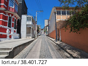 Valparaiso, Chile - 30 Dec 2019. The vintage street with art in Valparaiso, Pacific coast, Chile. Редакционное фото, фотограф Сергей Стрелков / Фотобанк Лори