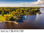 Выборг, парк Монрепо, полуостров Нептун, причалы. Вид с воздуха. Vyborg, Monrepos Park, Neptune Peninsula, wharves. Aerial view. (2022 год). Редакционное фото, фотограф Евгений Романов / Фотобанк Лори