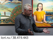 П.Н. Гордеев (старший научный сотрудник Раменского историко-художественного музея, коллекционер) на открытии 3-й биеннале Наивного искусства в Балашихе (2022 год). Редакционное фото, фотограф Дмитрий Неумоин / Фотобанк Лори