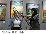 Н.Ф. Вяткина (искусствовед, отдел «Музей русского лубка и наивного искусства» ГБУК г. Москвы "Московская государственная картинная галерея народного художника И.С. Глазунова»), на открытии 3-й биеннале Наивного искусства в Балашихе (2022 год). Редакционное фото, фотограф Дмитрий Неумоин / Фотобанк Лори