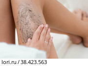 Похудение и массаж. Женские ноги. Уход за кожей с помощью кофейного массажного скраба. Косметология, уход за телом, спа-косметические средства, концепция красоты и бикини. Целлюлит у женщин. Стоковое фото, фотограф Photojuli / Фотобанк Лори