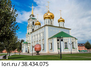 Город Тула, Россия. Свято-Успенский православный собор на территории Тульского Кремля. Дневное небо, теплый солнечный свет и блестящие купола. (2020 год). Стоковое фото, фотограф Photojuli / Фотобанк Лори