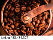Старинная ручная кофемолка с зернами кофе и готовым молотым кофе в атмосферном окружении. Кофе и оборудования для приготовления кофе. Вид сверху. Стоковое фото, фотограф Андрей Пустякин / Фотобанк Лори