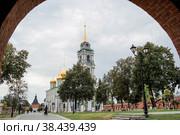 Город Тула, Россия. Свято-Успенский собор - православный собор в Тульском Кремле. Дневное голубое небо и теплый мягкий солнечный свет. Религия. Путешествия по России. (2020 год). Стоковое фото, фотограф Photojuli / Фотобанк Лори